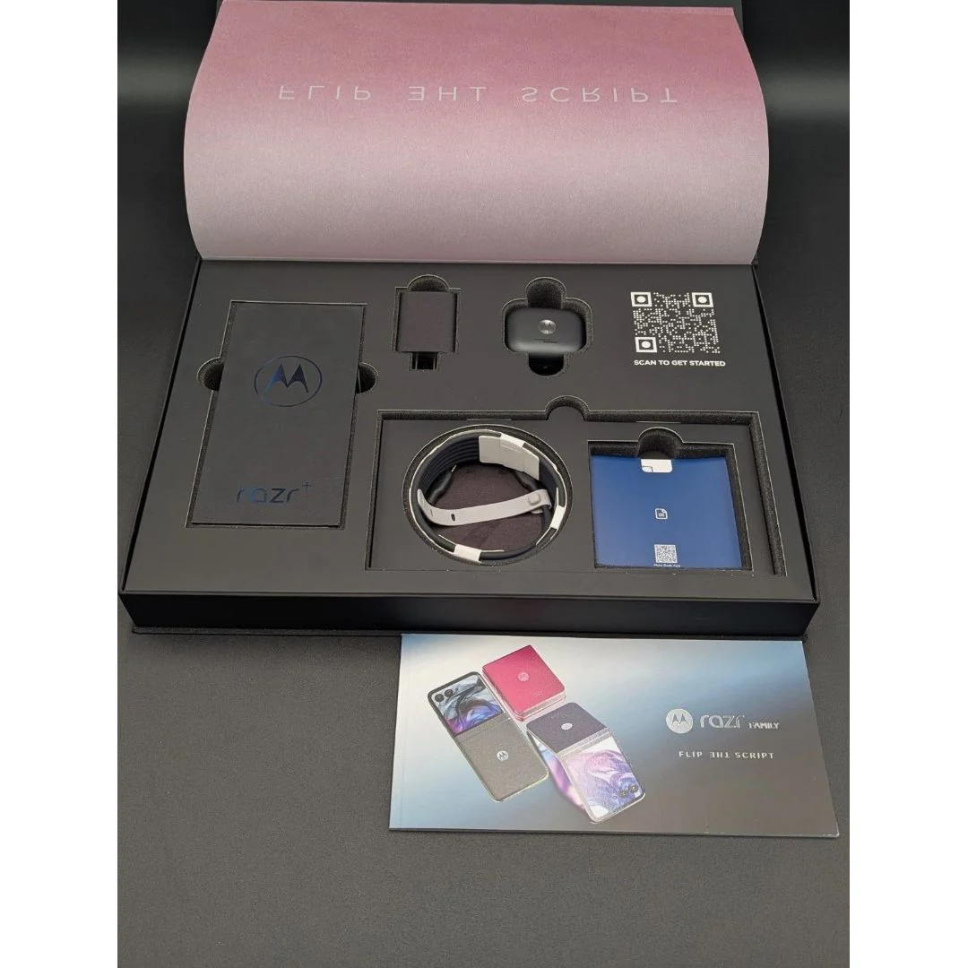 Motorola Razr+ Plus 5G (2024) 256GB XT2451-1. (T-Mobile Locked) W/ Moto Buds+ - Image 3